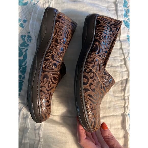 B.O.C. Peggy Brown Embossed Leather Clogs Comfort Slip On Shoes - Picture 5 of 9